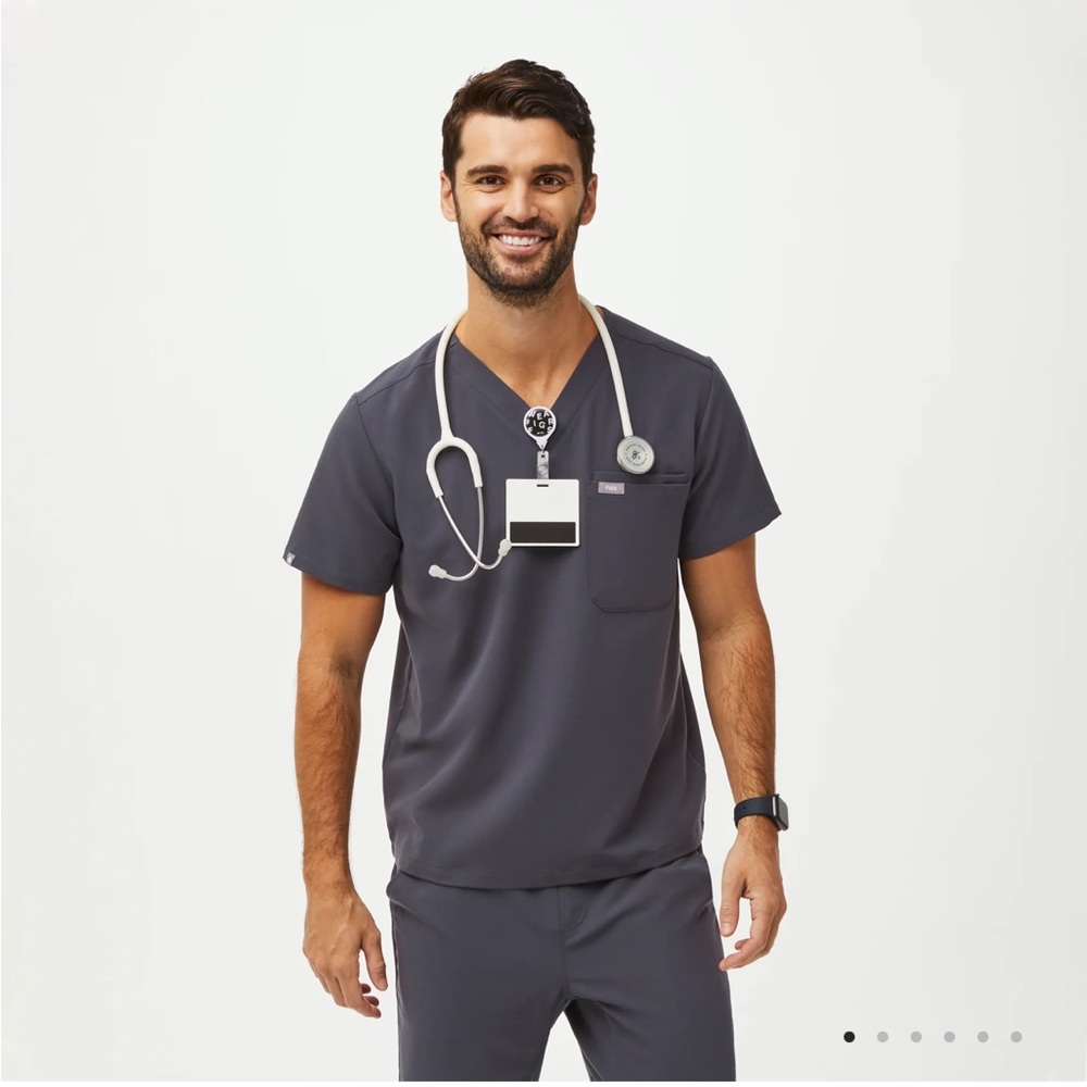 Leon Three-Pocket Scrub Top